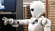 Forschungsroboter Aila in Aktion auf der Cebit 2013