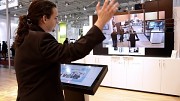 Luciano Pica vom DFKI erkl&auml;rt die Technik von DaaS (Cebit)