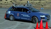 Roboterauto Junior parkt seitwärts ein