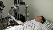 Roboter Cody w&auml;scht bettl&auml;gerige Patienten