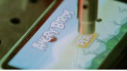 Roboter spielt Angry Birds - Video von Optofidelity