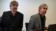 Henrik Sch&auml;rfe und der Geminoid-DK