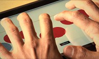 Braille-Tastatur findet die Finger des Anwenders