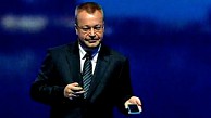 Nokia-Chef Stephen Elop zeigt Lumia 800