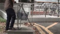 Blue Biped als laufende Schubkarre