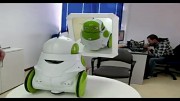 Roboter Qbo vor dem Spiegel