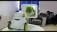 Roboter Qbo vor dem Spiegel