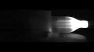 Ein Laserpuls wandert in Zeitlupe durch eine Flasche
