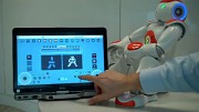 Roboter Nao folgt einem roten Ball