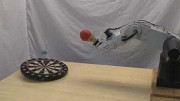 Roboterhand aus einem Ballon kann treffsicher werfen