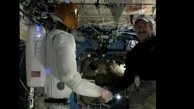 Robonaut schüttelt ISS-Kommandant die Hand