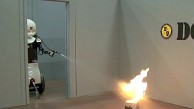 Humanoider Roboter Octavia l&ouml;scht Feuer