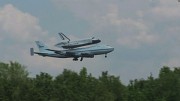 Boeing 747 nimmt Spaceshuttle huckepack