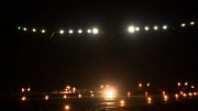 Solar Impulse landet bei Nacht in Ouarzazate