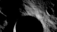 Licht auf dem Krater Shackleton - LRO
