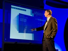 Bill Gates demonstriert Touch Wall