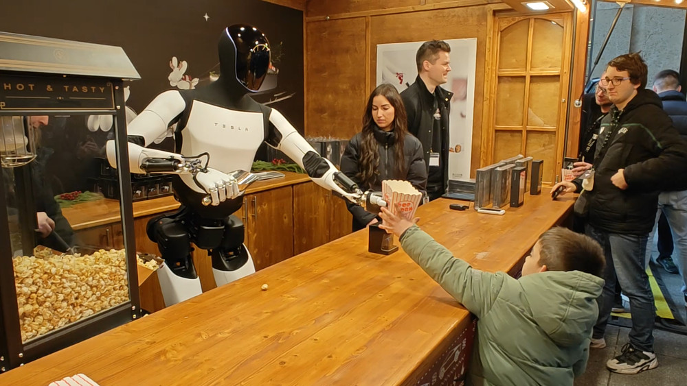 Tesla Optimus in der Mall of Berlin