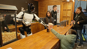 Tesla Optimus in der Mall of Berlin
